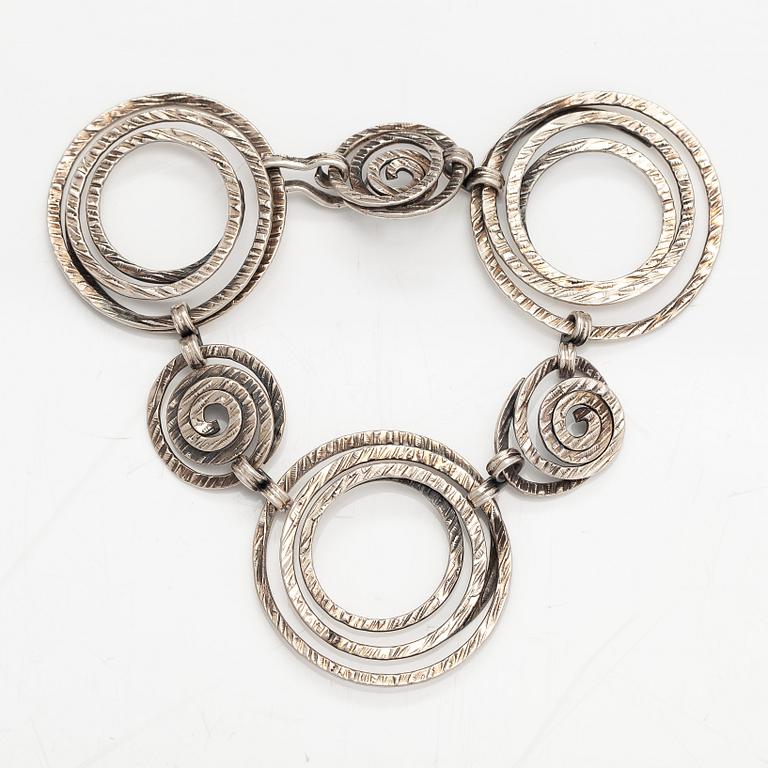 Elis Kauppi, Armband, sterlingsilver. Kupittaan kulta, Åbo 1969.