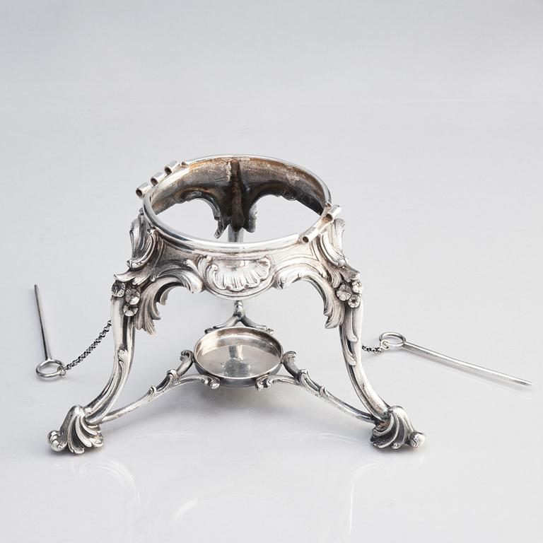 Gustaf Möllenborg (Carl Teodor Feron), tekanna på rechaud, silver, Stockholm 1885. Nyrokoko.