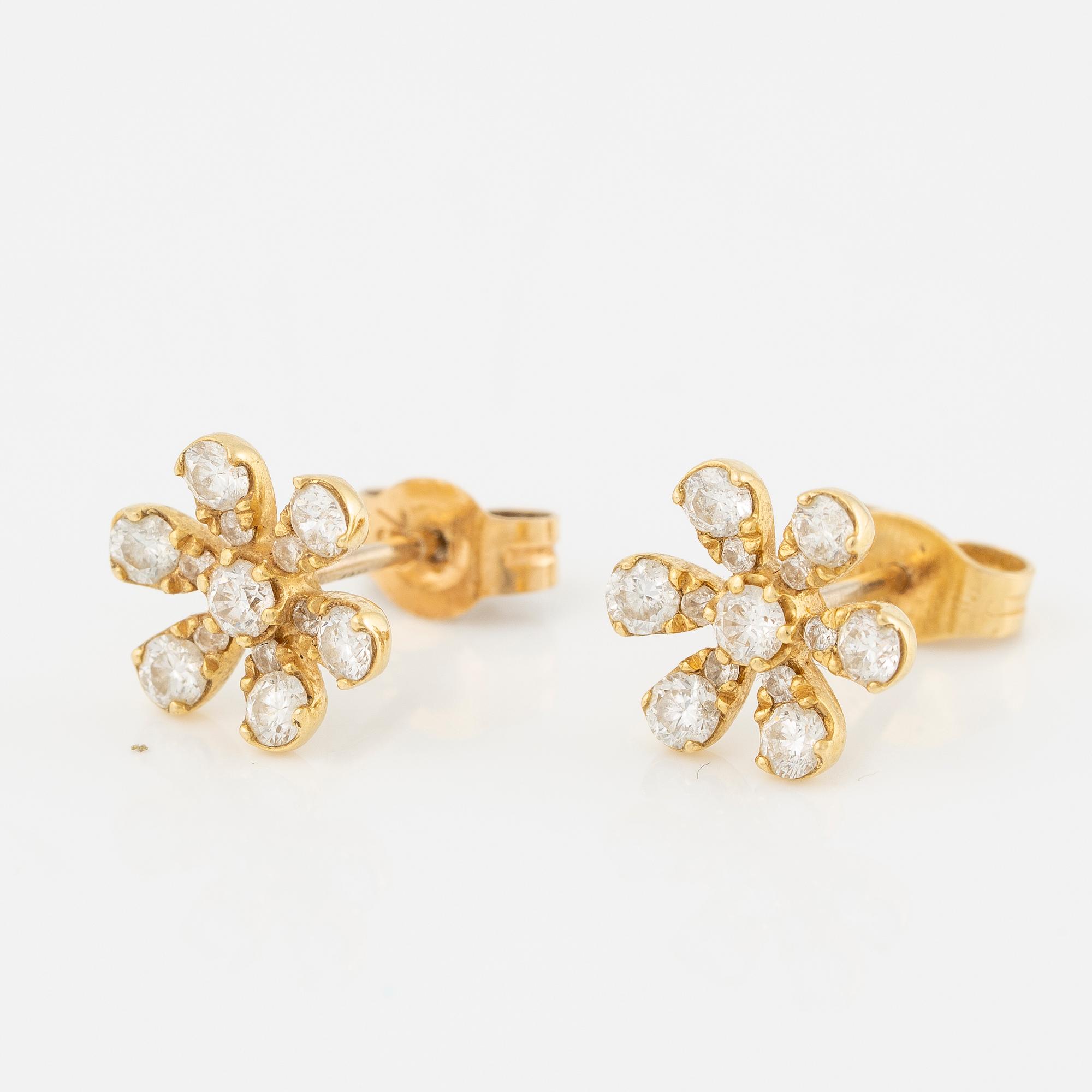 Earrings, a pair, 18K gold with brilliant-cut diamonds, flower-shaped.