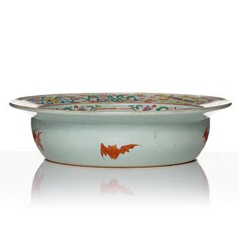 A large famille rose basin, Qing dynasty, 19th Century.