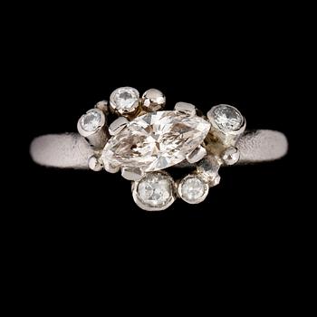 RING, 14k vitguld med 5 briljantslipade och en navettslipad diamant. Vikt 13,7 g.