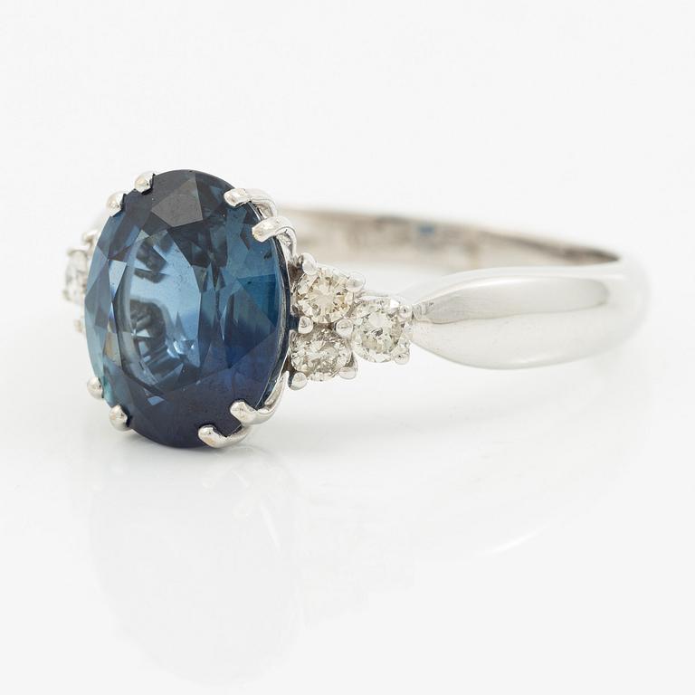 Ring 18K white gold with sapphire and brilliant-cut diamonds.