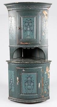 HÖRNSKÅP, allmoge, 1800-talets första hälft.