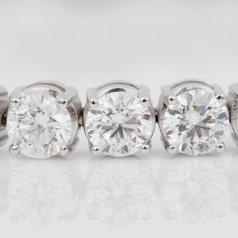 ARMBAND med briljantslipade diamanter totalt 12.05 ct. Kvalitet D-F/SI2. Alla stenar med certifikat.
