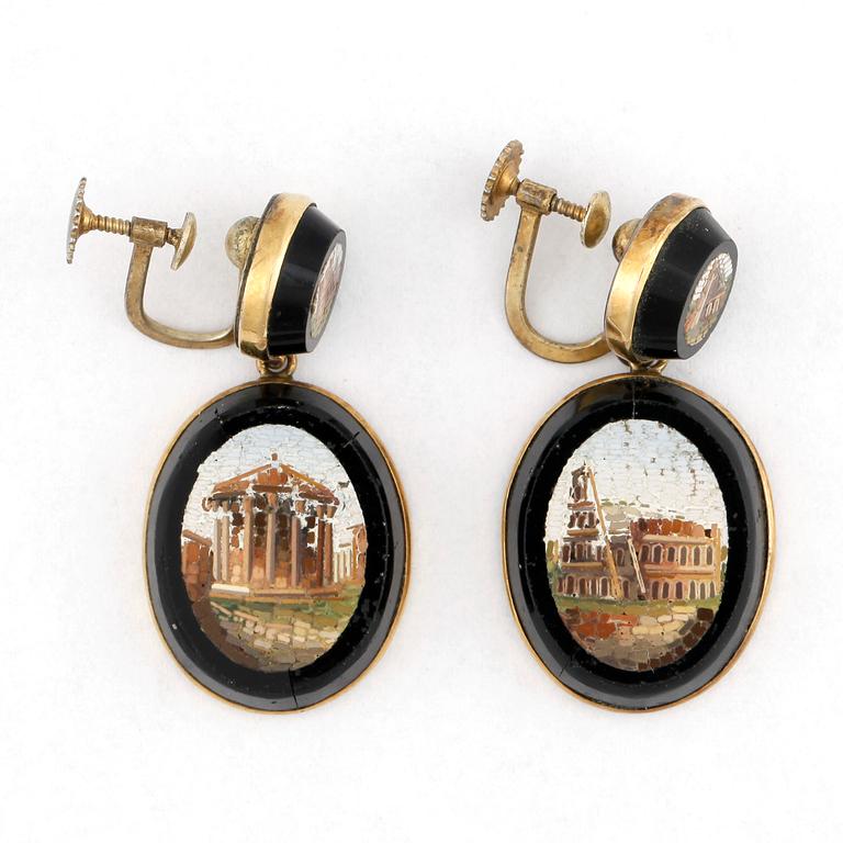 ÖRHÄNGEN, ett par, gulmetall och micromosaik, Italien sent 1800-tal.