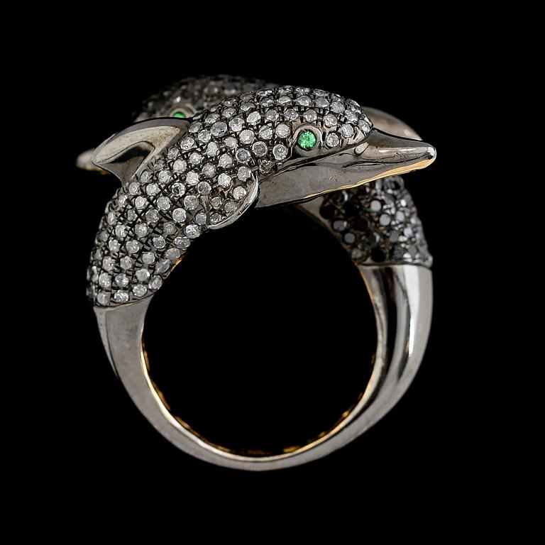 RING, silver, vita och svarta diamanter tot ca 2.61 ct, smaragder tot ca 0.04 ct.