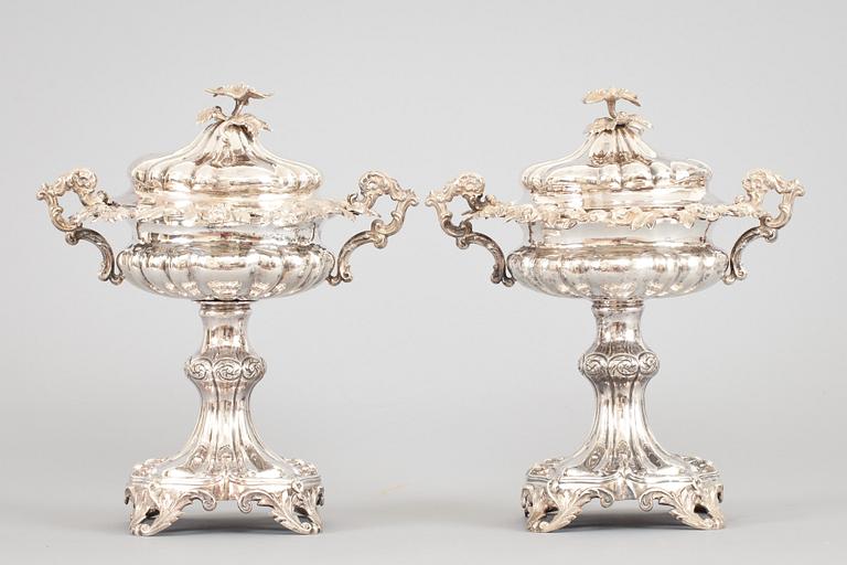 SOCKERSKÅLAR PÅ FOT, ett par. Silver, nyrokoko. Gustaf Möllenborg. Stockholm 1851. Vikt tot ca 1400 g.