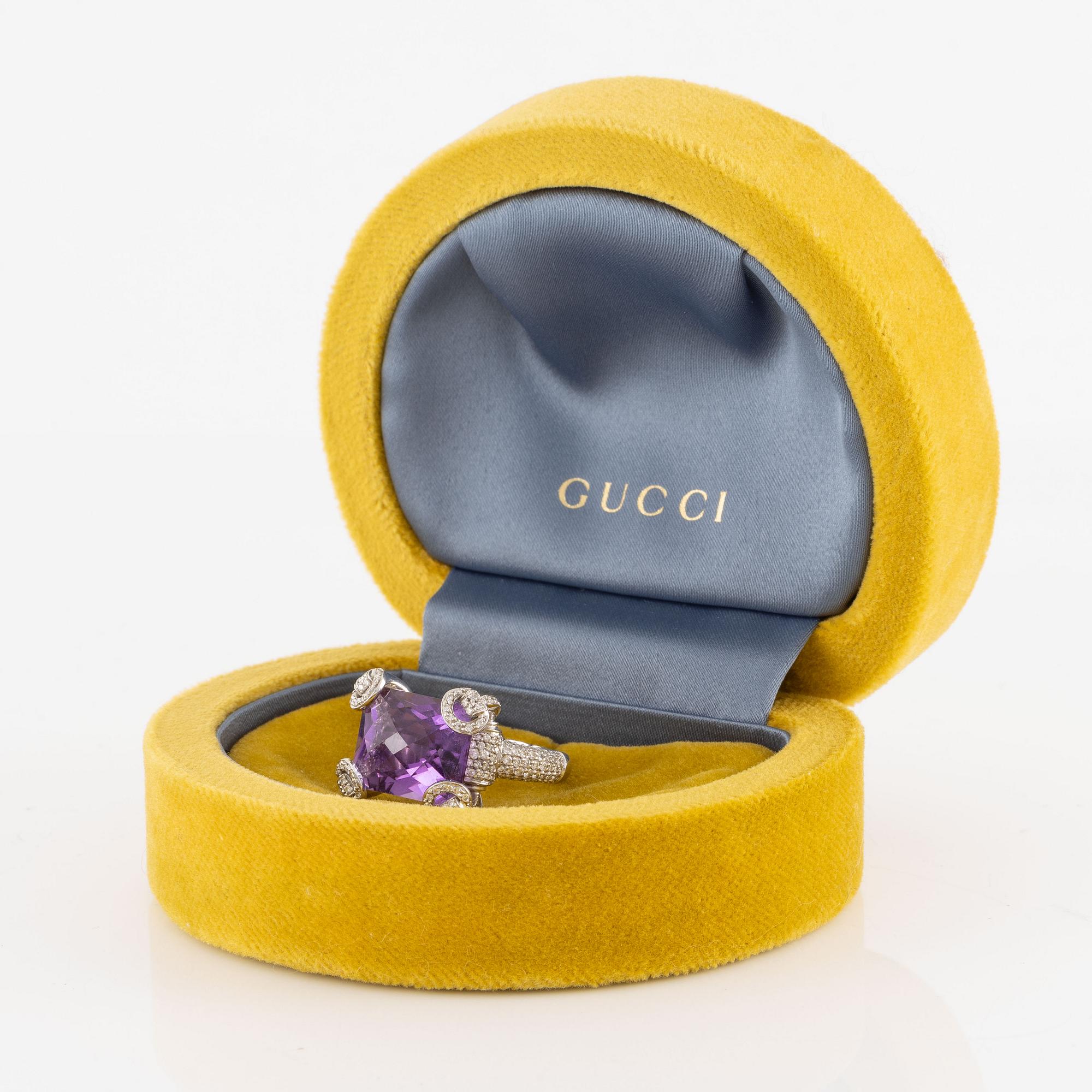 A ring by Gucci "Horsebit Cocktail" 18K white gold with an amethyst and round brilliant-cut diamonds.
