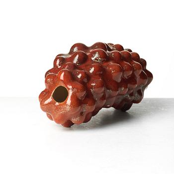 Eva Hild, a unique red glazed stoneware sculpture, "Bulig", Sparsör, Sweden 2002.