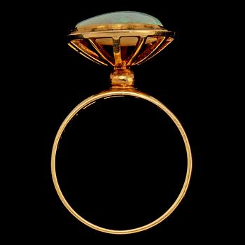 RING, 18k guld med cabochonslipad genuin vit opal, Cecilia Johansson, Göteborg, 1961. Vikt 7 g.