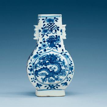 1760. A blue and white vase, late Qing dynasty.