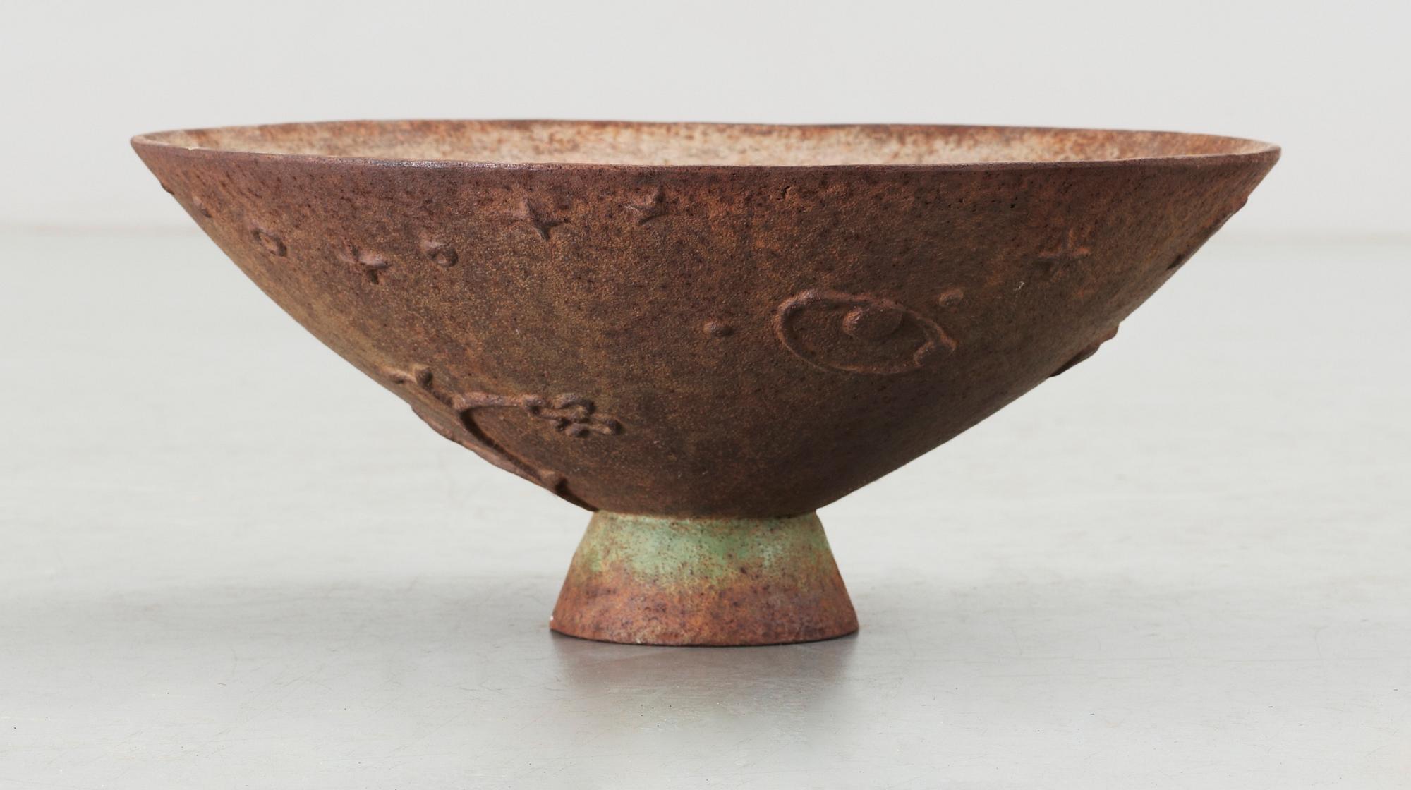 An Olof Hult cast iron urn, Näfveqvarns bruk.