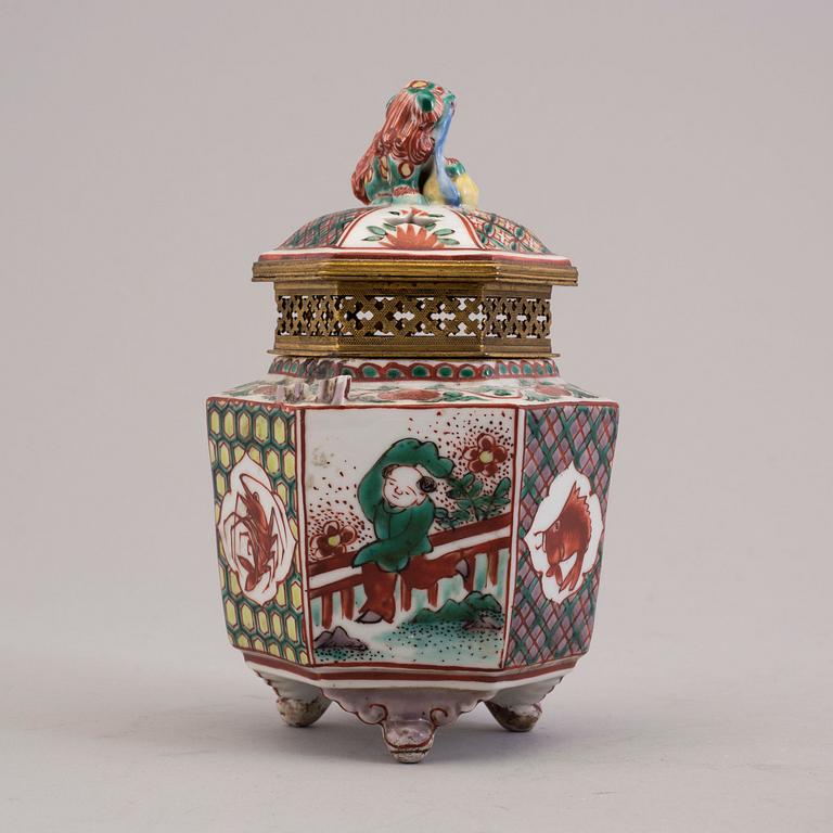 Two Japanese vases, bronze and porcelain, 20th century.