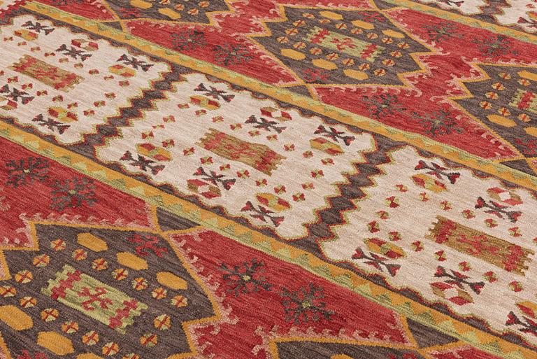 A Kilim carpet, c. 305 x 250 cm.