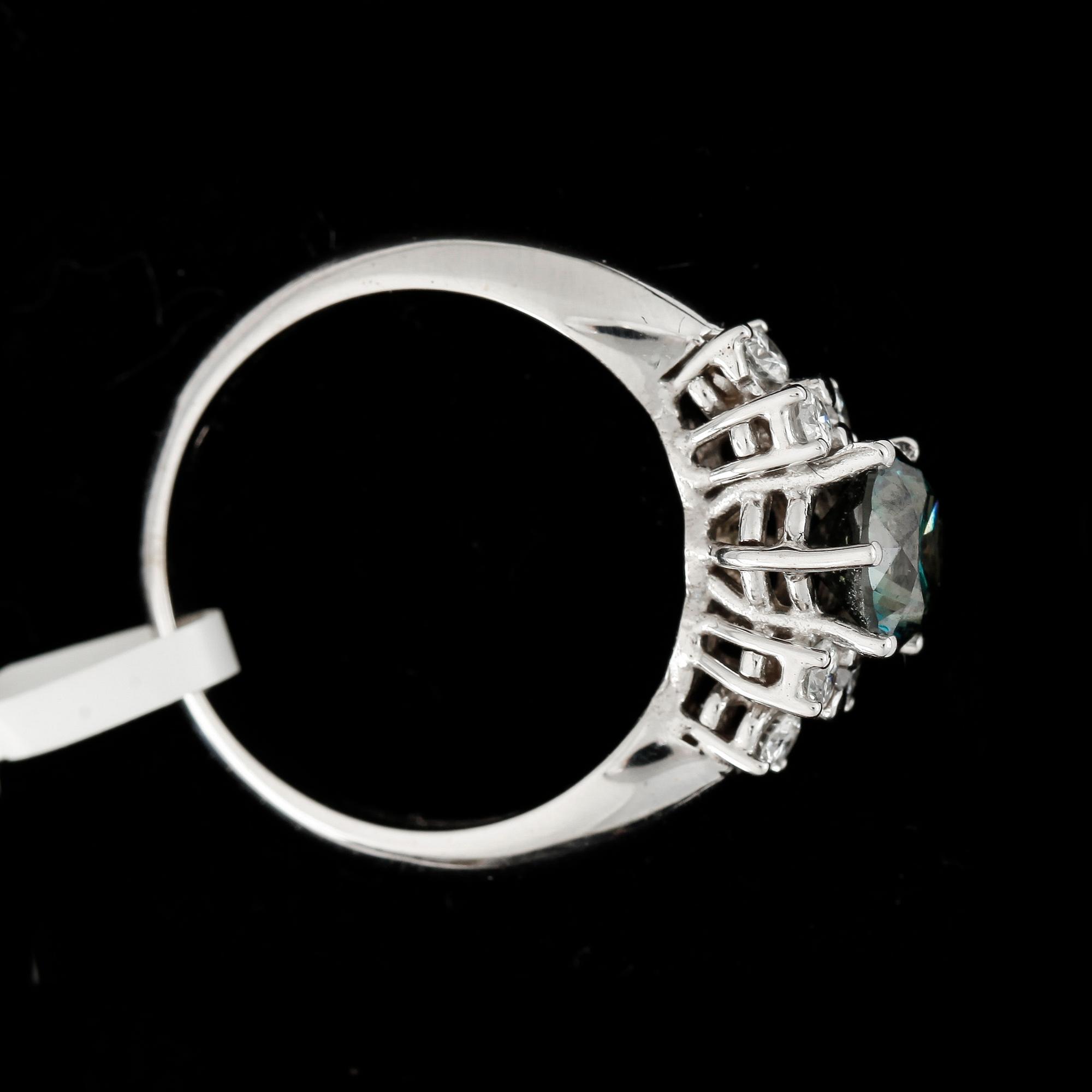 RING, 18k vitguld med färgad blågrön briljantslipad diamant ca1,17ct samt mindre diamanter tot ca0,28ct. Vikt ca5,4g.