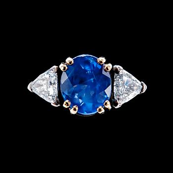 28. A RING, natural sapphire c. 4.50 ct, triangle cut diamonds c. 1.00 ct. H/si.