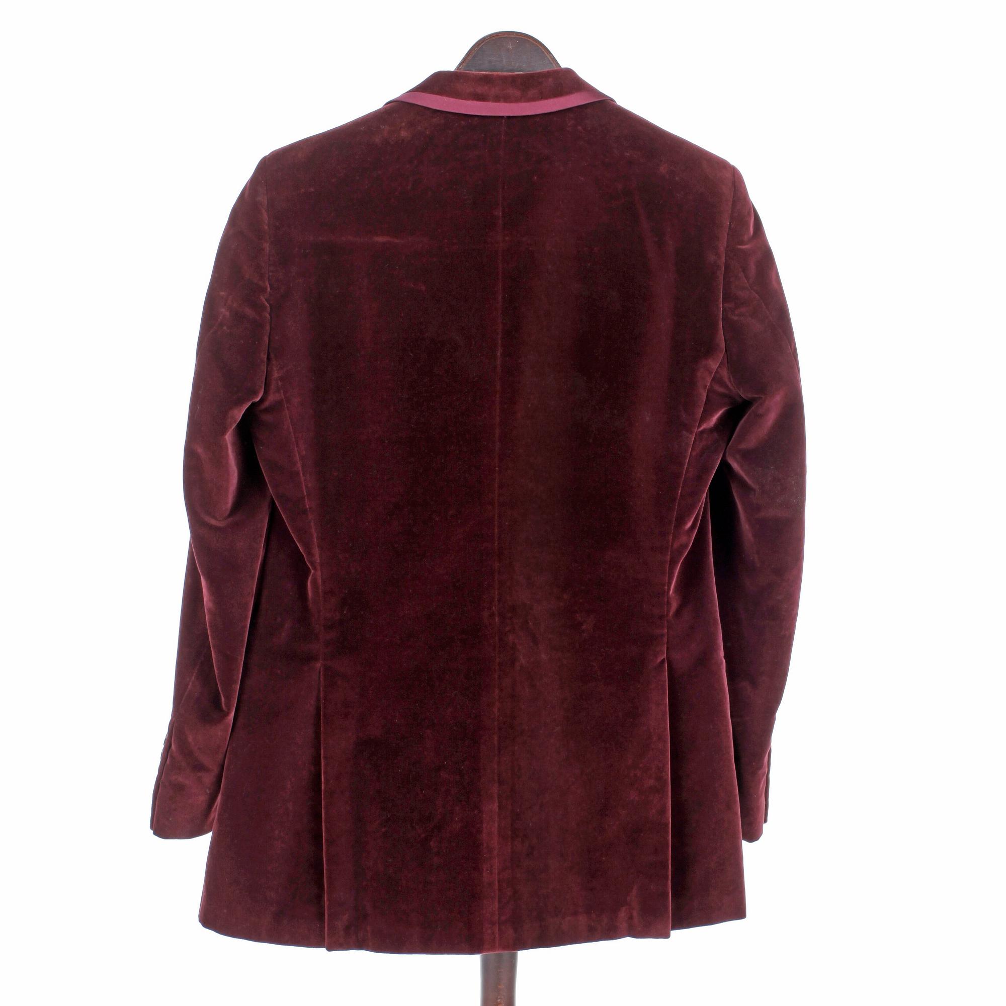 GUCCI a burgundy velvet men s dinner jacket and pants size 50. Bukowskis
