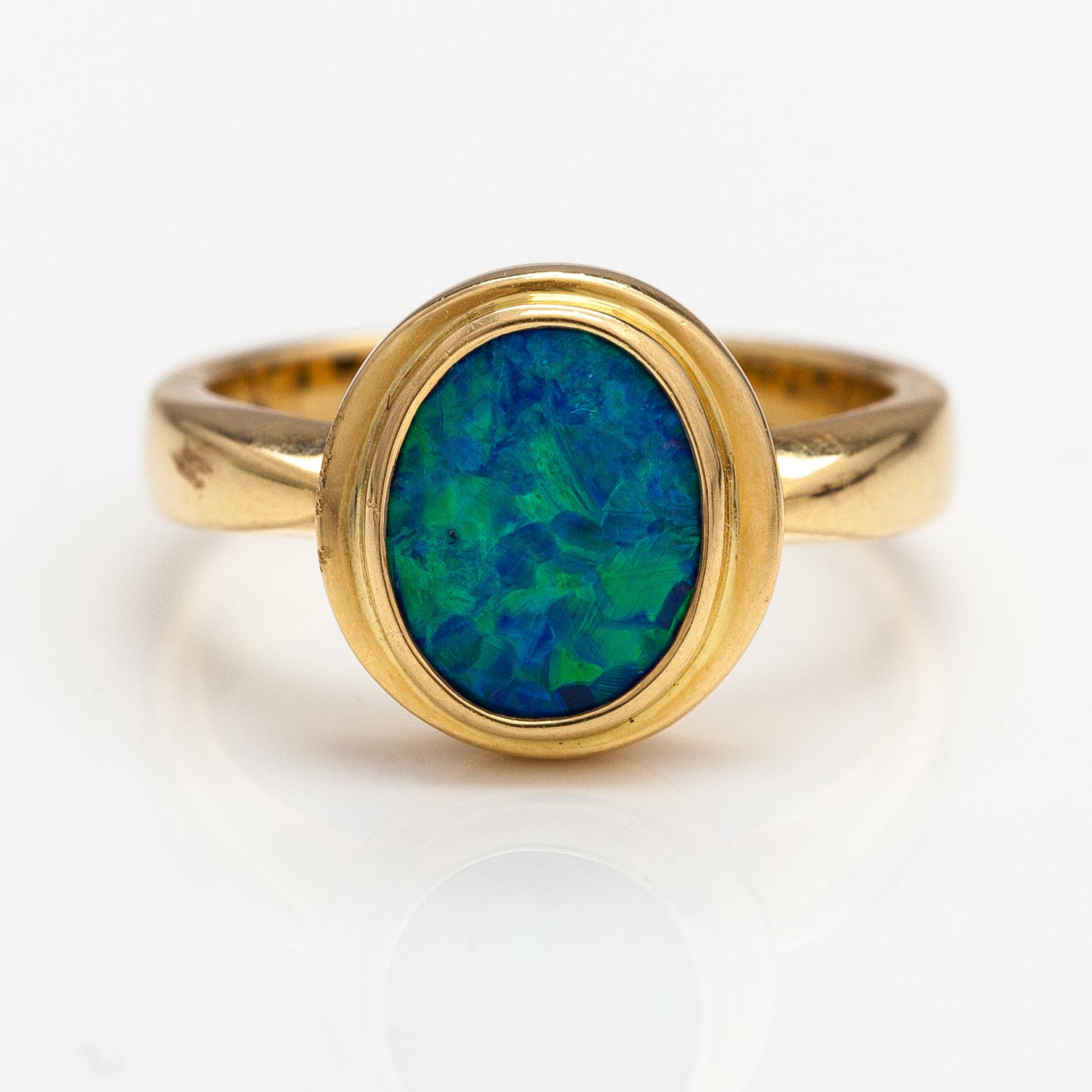 Ring, 18K guld och svart opal ca 1.35 ct.