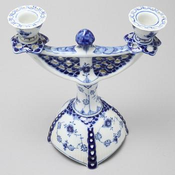 KANDELABER, porslin, dekor "Musselmalet", Royal Copenhagen, 1900-talets andra hälft.