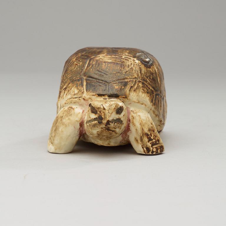A Michael Schilkin stoneware sculpture of a turtle, Arabia, Finland.