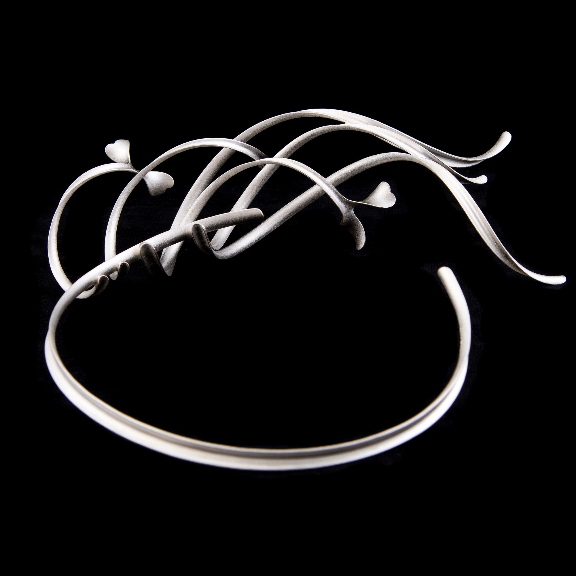 CHAO-HSIEN KUO, HALSSMYCKE, "Silver Wind with Heart Leaves", silver, 2018.