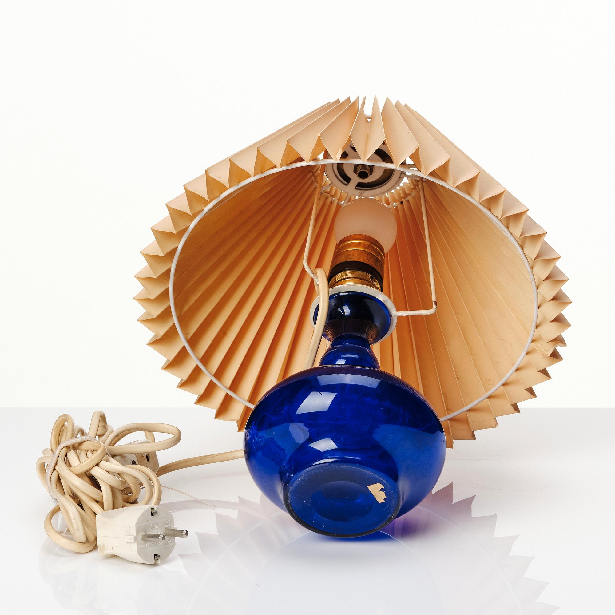 A blue glass table lamp, sannolikt 1950s. Alva & Gunnar Myrdal Collection.