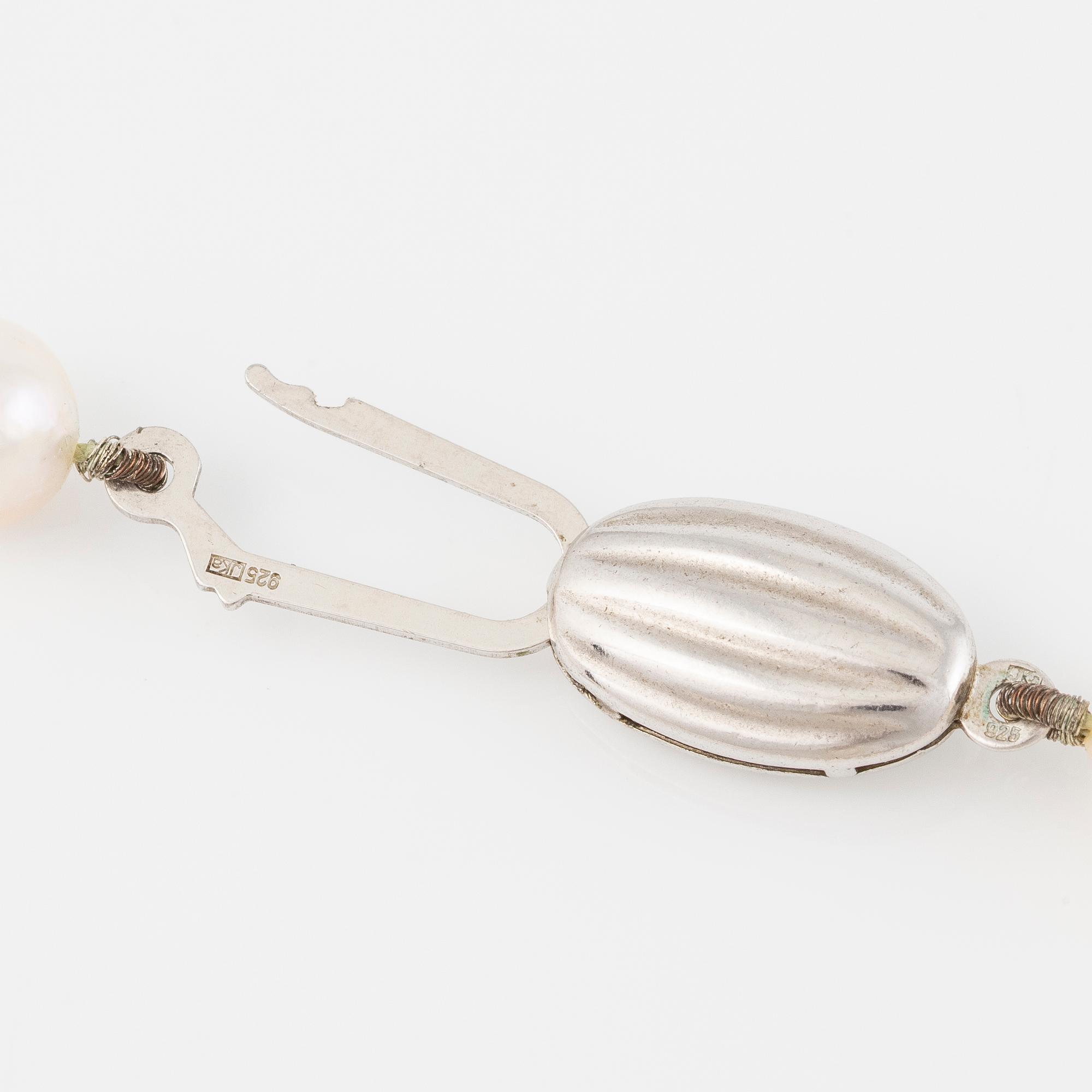 Collier längre modell med odlade pärlor med silverlås.