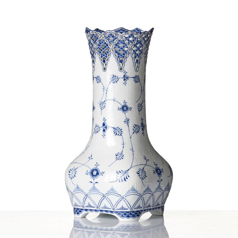 A Royal Copenhagen 'Musselmalet' / 'blue fluted full lace' vase, Denmark, 1898-1923.