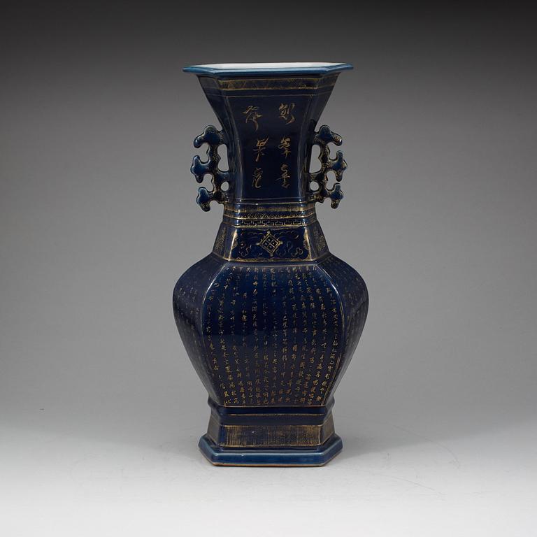 VAS, porslin. Qingdynastin, 1800-tal.