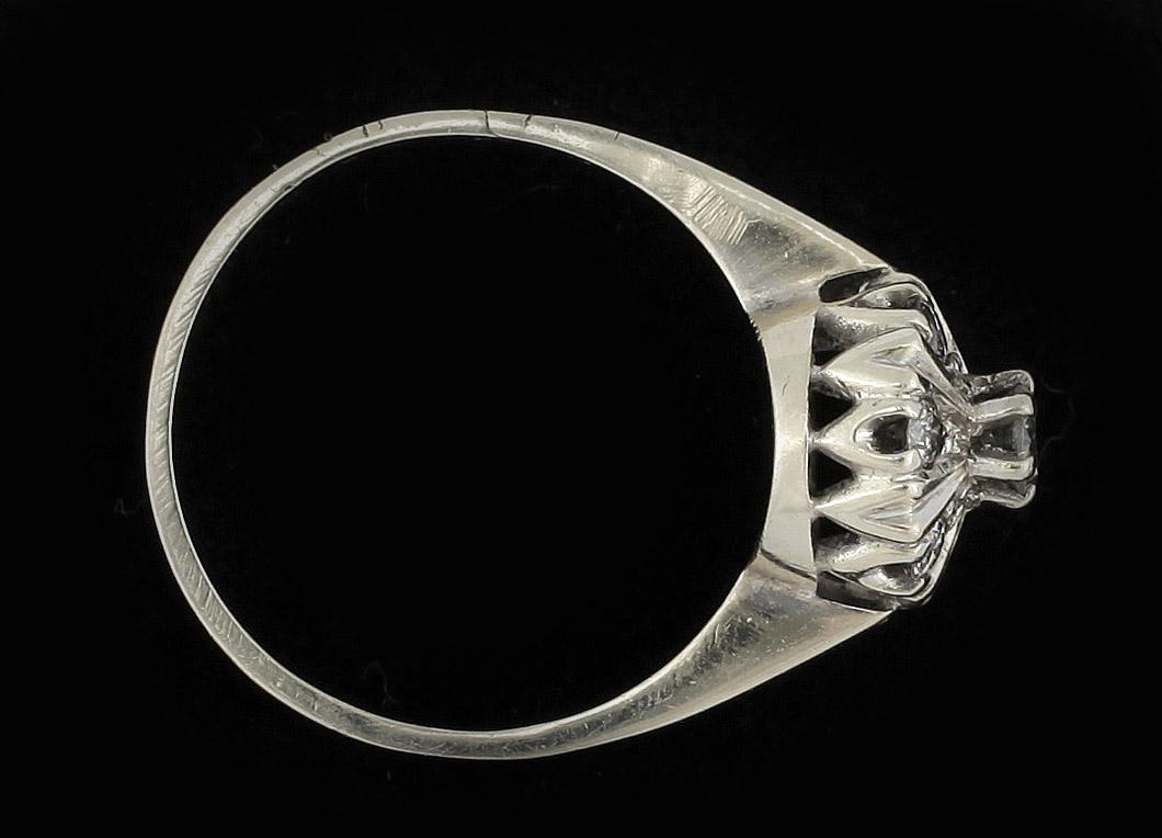 RING, 14k vitguld med briljantslipade diamanter tot ca 0,33 ct. Vikt ca 2 gram.