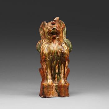 59. FIGURIN, lergods. Troligen Tangdynastin (618-907).
