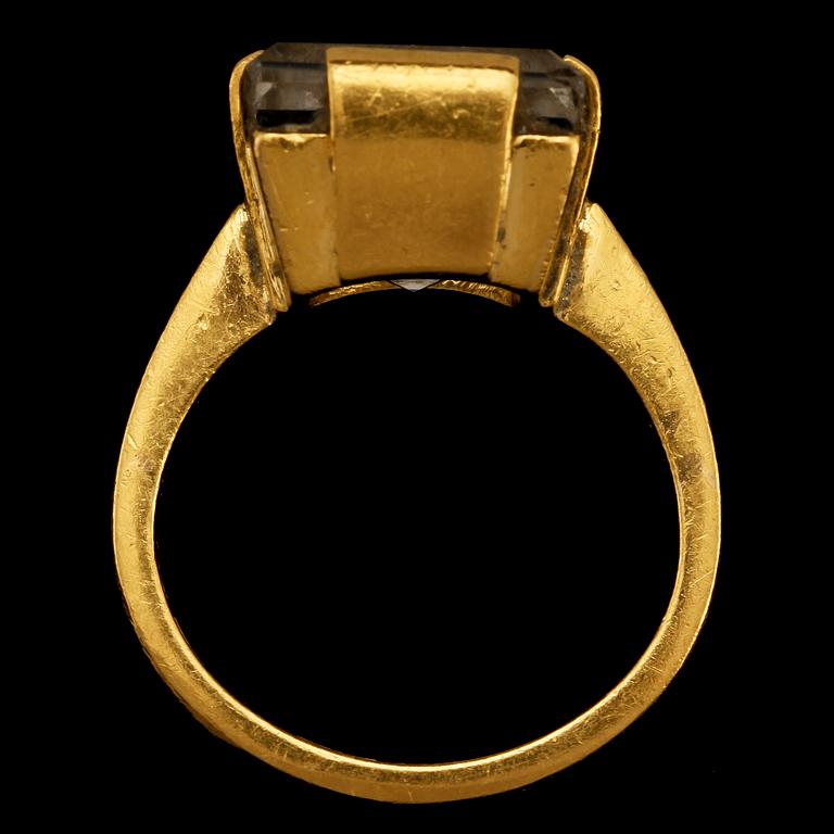 RING, 23k guld med fasettslipad bergkristall, Gustaf Fredrik Hallengren, Malmö, 1921. Vikt 13 g.