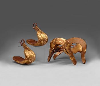 1507. A Japanese lacquered saddle and a pair of stirrups, Meiji period (1868-1912).