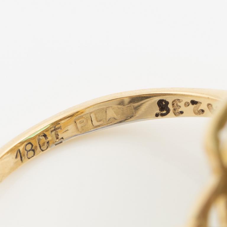 Ring, cocktailring, 18K guld och platina med smaragd och gammalslipade diamanter, medföljande report.
