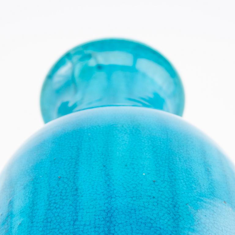 A turquoise glazed vase, late Qing / early 20th Century.