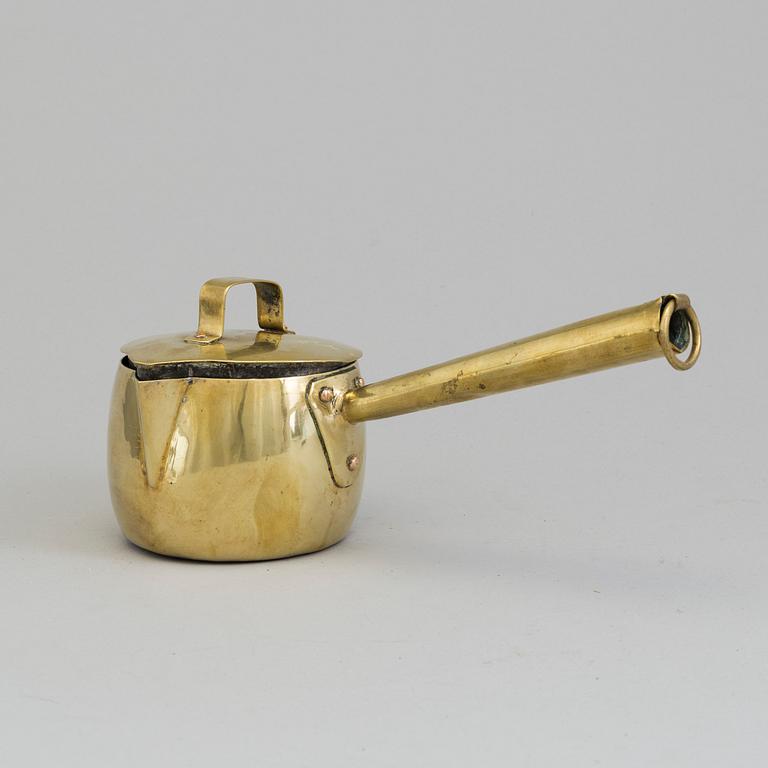 AN 18TH CENTURY  BRASS SAUCEPAN.