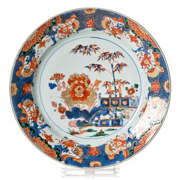 977. An imari verte dish, Qing dynasty, Kangxi (1662-1722).