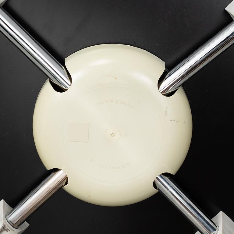 Four 'serie 7 chairs' by Arne Jacobsen for Fritz Hansen.