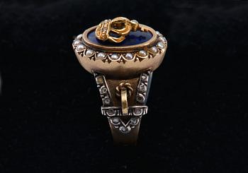 RING, ruusuhiontaisia timantteja, itämaisia helmiä, emalia, 18 K kultaa. Englanti 1800-luvun loppu. Paino 8 g.