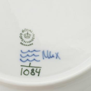Royal Copenhagen, a set of 12 porcelain 'Musselmalet' full blonde plates, modelnr 1984.