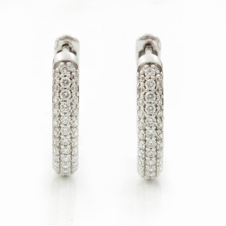 Hoop earrings 18K white gold with brilliant-cut diamonds.