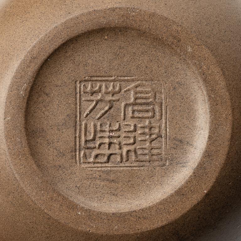 Two Chinese yixing teapots attributed to Gao Jianfang (b. 1956), China 1980s.