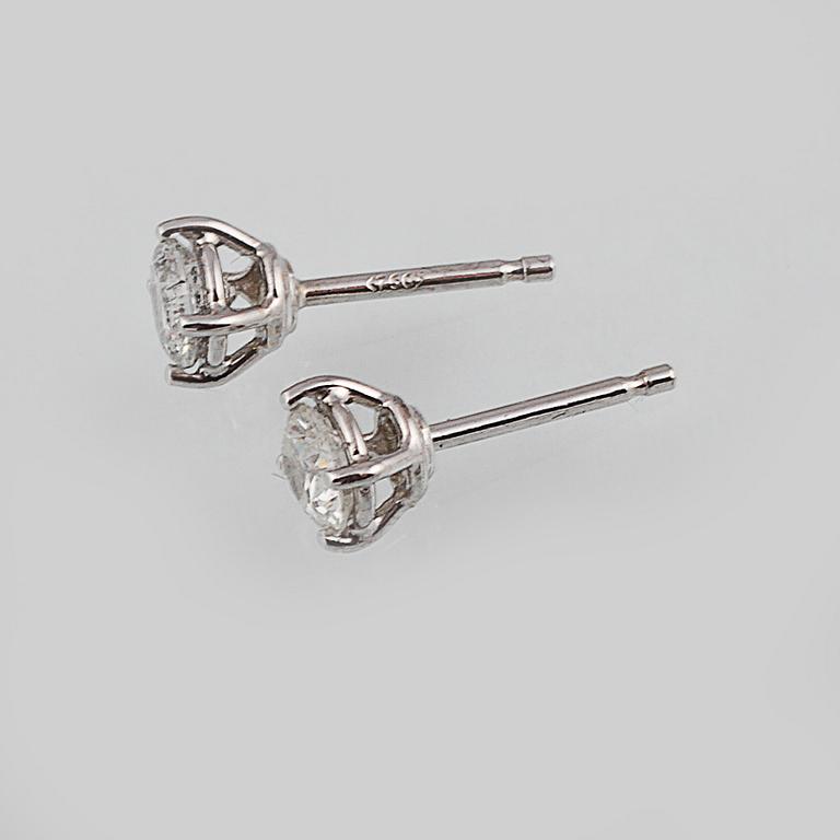 ÖRHÄNGEN, 18K vitguld med briljantslipade diamanter ca 0.81 ct. Vikt 1,6 gram.