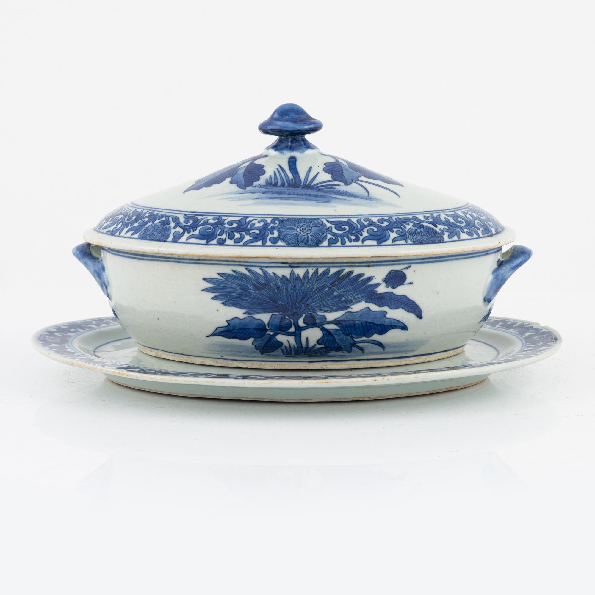 A Chinese blue and white tureen, early 20th Century.