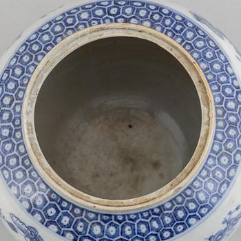 A large Chinese blue and white export porcelain punch pot, Qing dynasty, Qianlong, end of the 18th century.