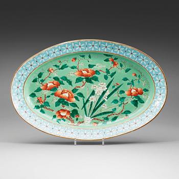 298. A large oval serving dish, Qing dynastin, 19th Century.