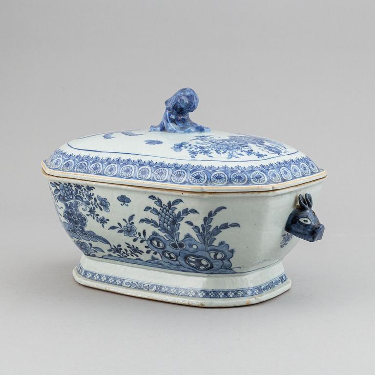 A blue and white tureen with cover, Qing dynasty, Qianlong (1736-95).