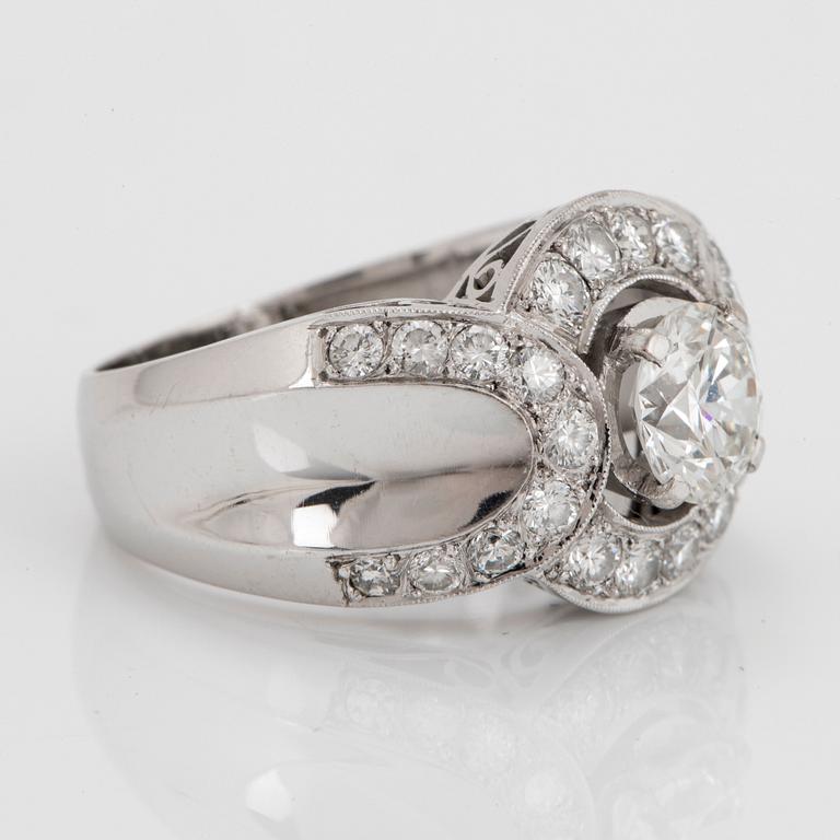 An 18K white gold ring set with round brillliant-cut diamonds with a total weight of ca 1.50 cts.