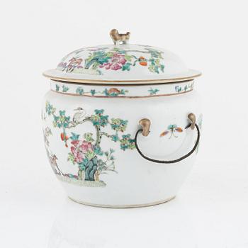 A Chinese porcelain bowl with cover, 20th century.