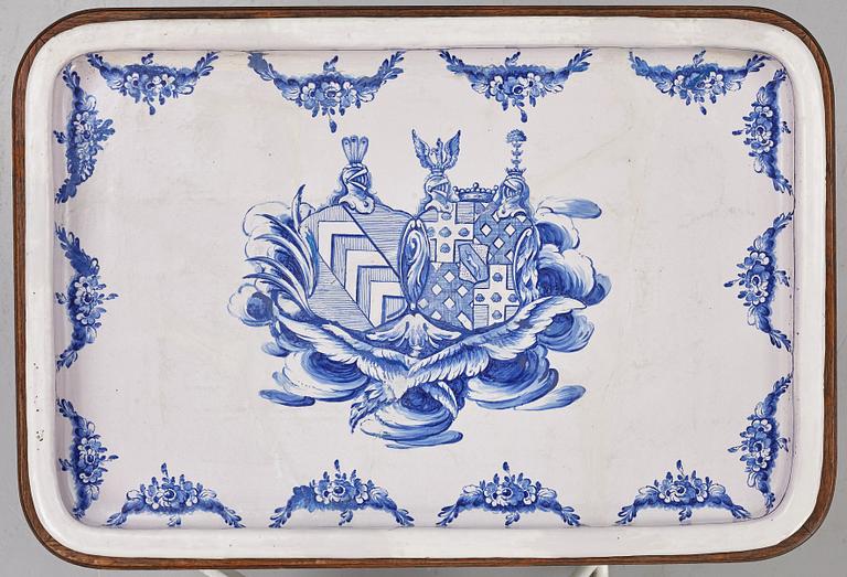 Tebord, med alliansvapen för Silversparre och von Otter, Rörstrand, 1700-talets senare del.